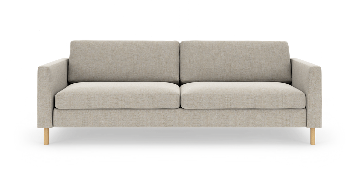 Beige sofa med to sædehynder, lige armlæn og lyse træben, set forfra.