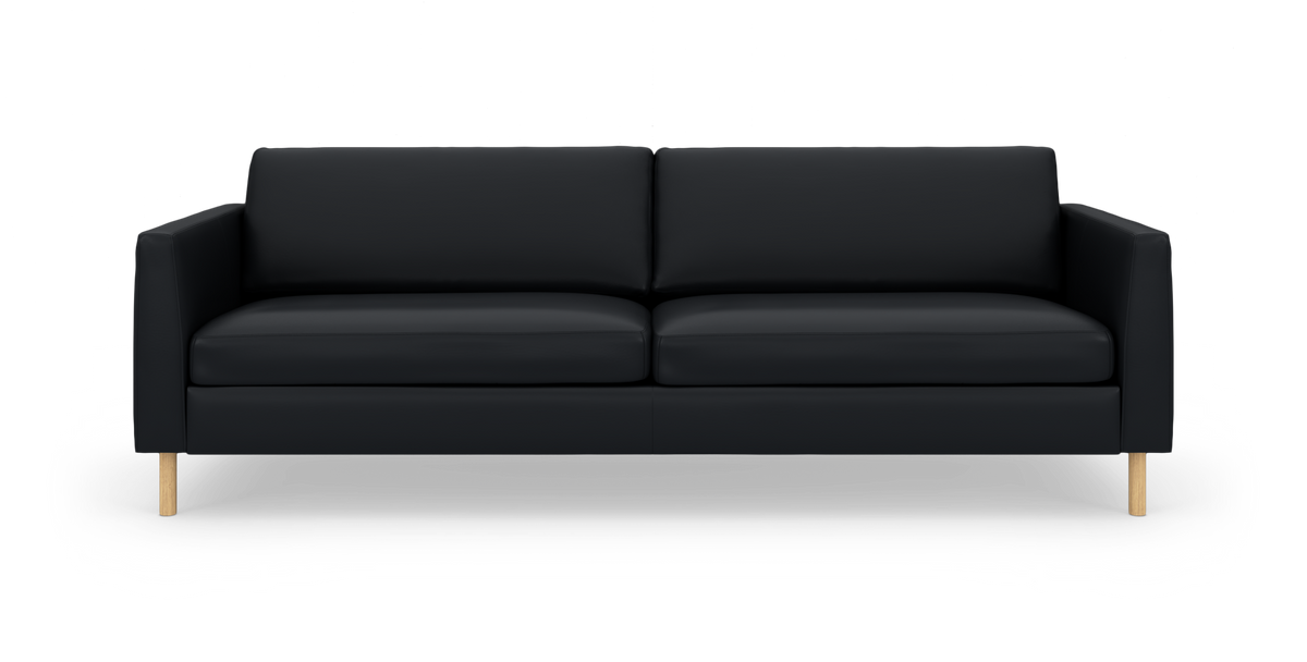 Sort sofa med to sædehynder og lyse træben, frilagt på hvid baggrund.