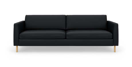 Sort sofa med to sædehynder og lyse træben, frilagt på hvid baggrund.