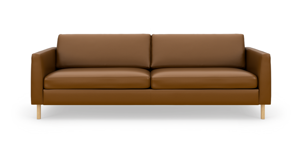 Brun lædersofa med træben set lige forfra på hvid baggrund.