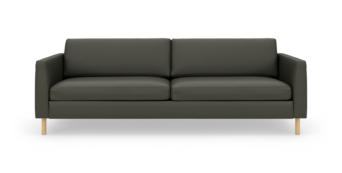 Mørkegrøn/mørkegrå tresæders sofa med lige armlæn og lyse træben, fotograferet forfra på hvid baggrund.