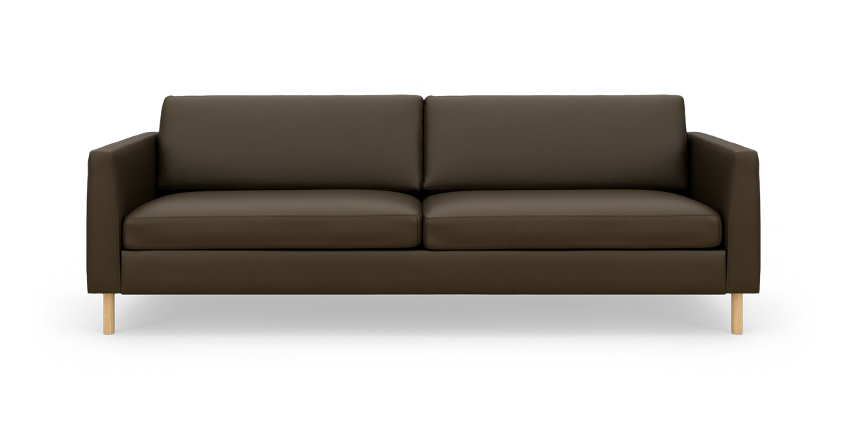 Brun 3-personers sofa med lige armlæn og træben, produktfoto på hvid baggrund.
