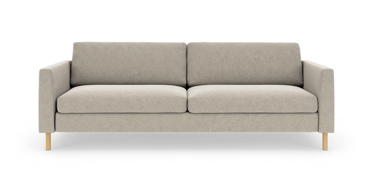 Beige 3-personers sofa med lige armlæn og lyse træben, frontvisning på hvid baggrund.