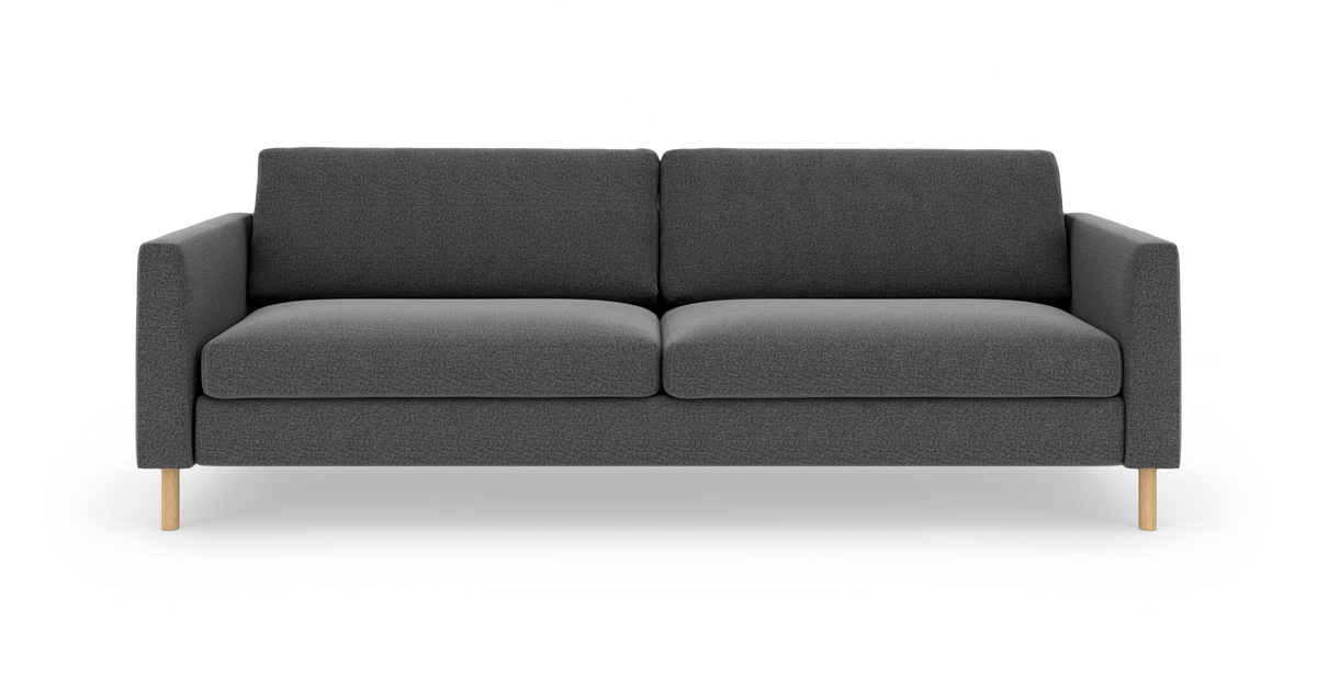 Mørkegrå 3-personers sofa med lige armlæn og lyse træben, set forfra på hvid baggrund.