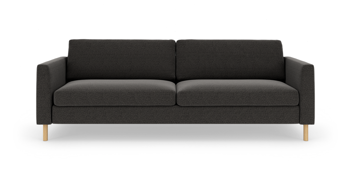 Mørkegrå 3‑personers sofa med lige armlæn og lyse træben, set direkte forfra på hvid studiebaggrund.