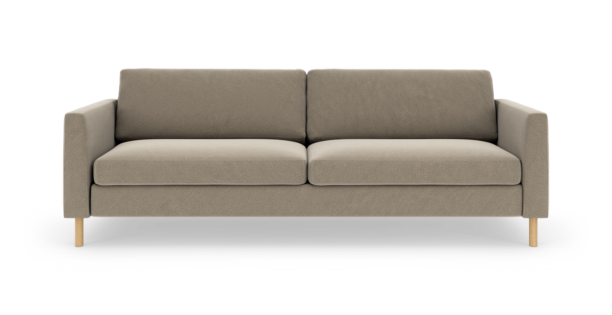 Beige 3-personers stofsofa med lige armlæn og lyse træben, set forfra på hvid baggrund.