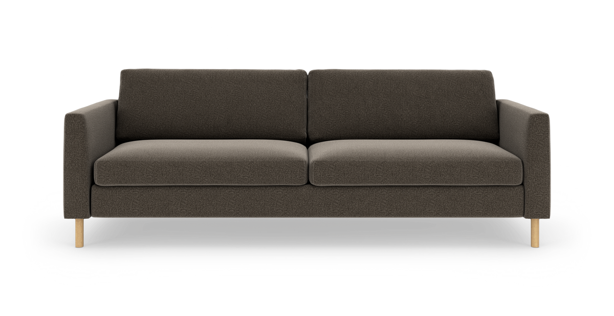 Mørkegrå tresæders sofa med lige armlæn og lyse træben set forfra.