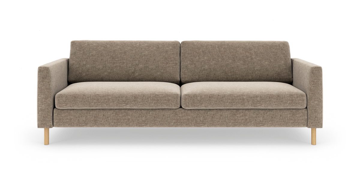 Beige sofa med to sædehynder, lige armlæn og lyse træben, frilagt på hvid baggrund.