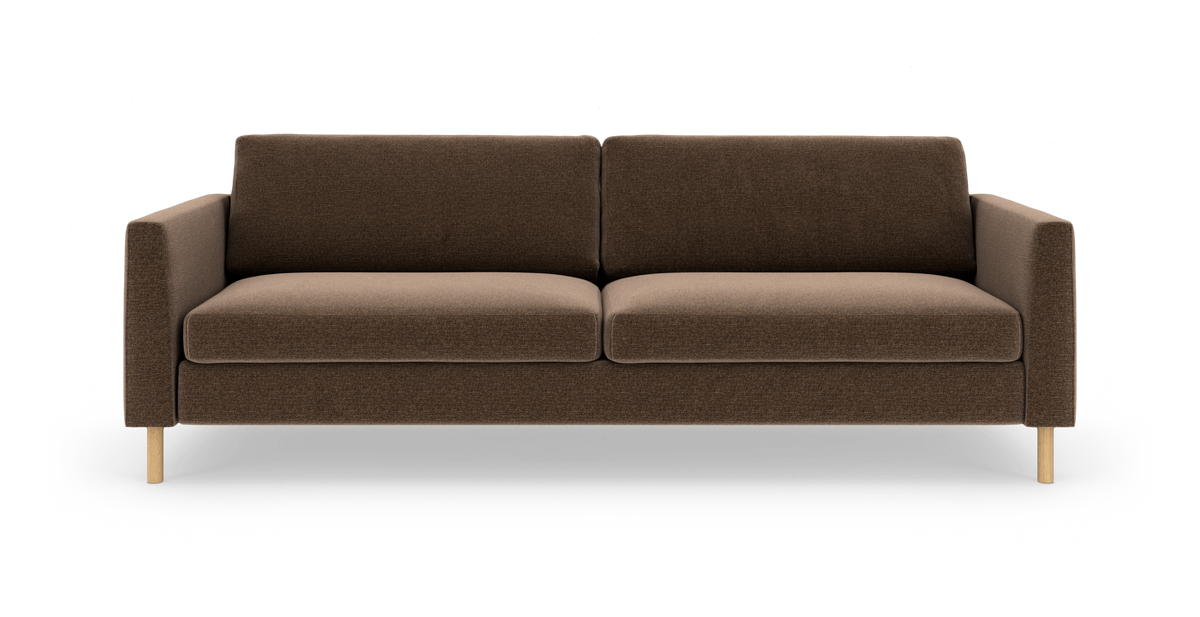 Brun 3-personers sofa med lige armlæn og træben, set forfra på hvid baggrund.