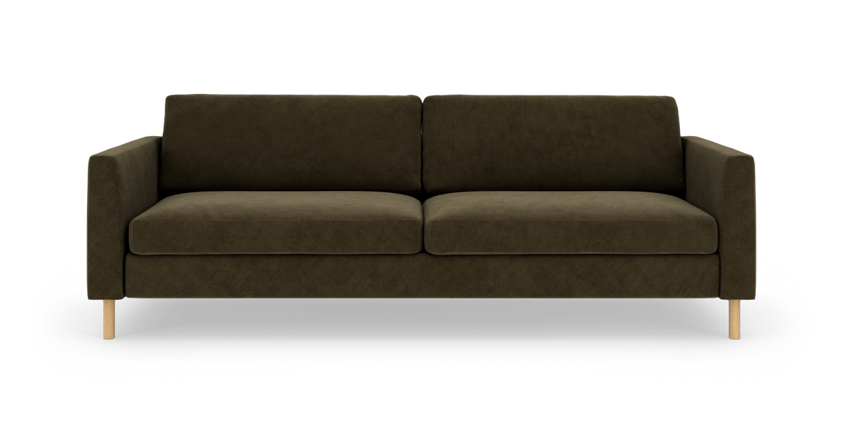 Mørk olivengrøn tresæders sofa med lige armlæn og lyse træben, set forfra i studieopsætning.