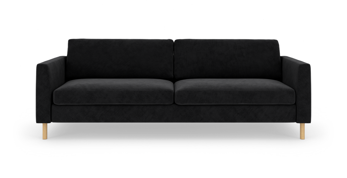 Sort 3-personers sofa med lige armlæn og lyse træben, fotograferet forfra i studie.