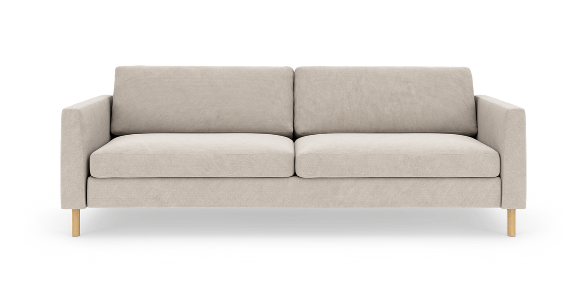 Beige tresæders sofa med lige armlæn og træben, produktfoto set lige forfra.