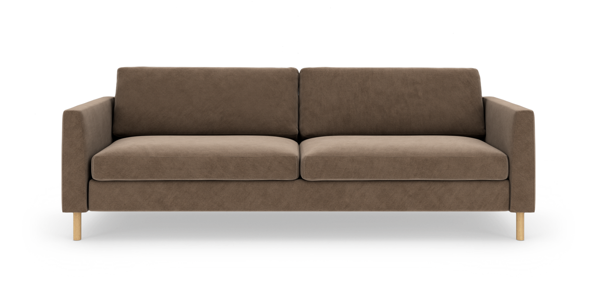 Brun 3-personers sofa med lige armlæn og lyse træben set forfra.