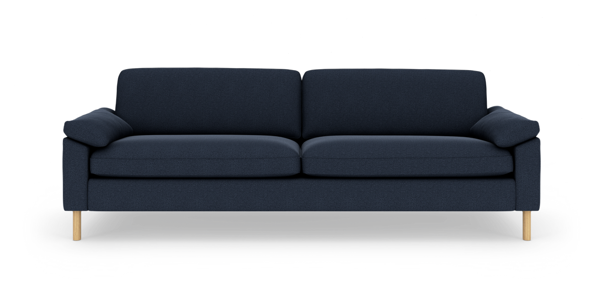 Mørkeblå tresæders sofa med træben, fritlagt på hvid baggrund.