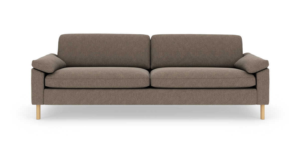 Brungrå stofsofa med træben, fotograferet forfra på hvid baggrund.