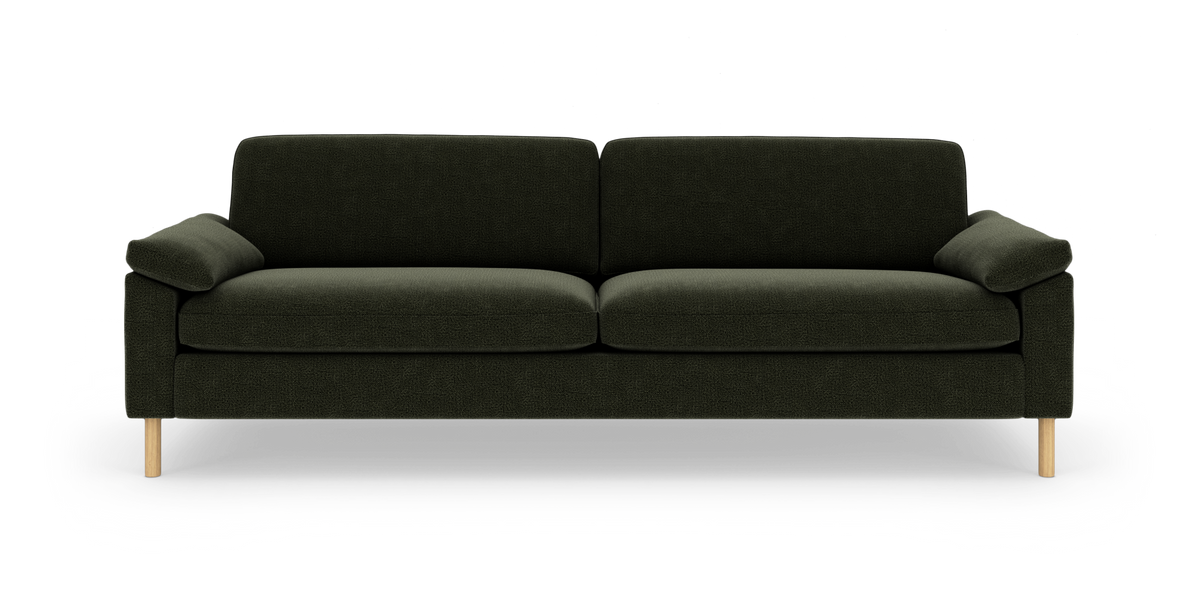 Mørkegrøn tresæders sofa med afrundede armlæn og lyse træben på hvid baggrund.