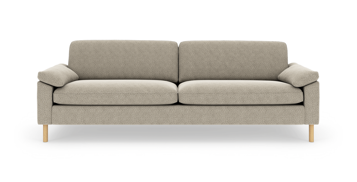 Beige tresæders sofa med træben, frontvisning, frilagt på hvid baggrund.