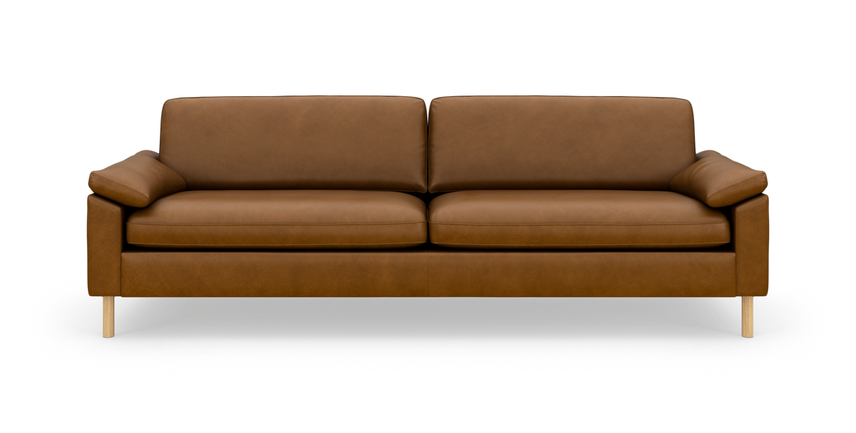 Brun lædersofa med fire træben, to sædehynder og to ryghynder, set lige forfra.