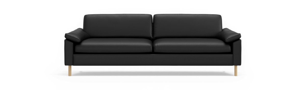 Sort tosædet lædersofa med slanke træben, frilagt forfra.