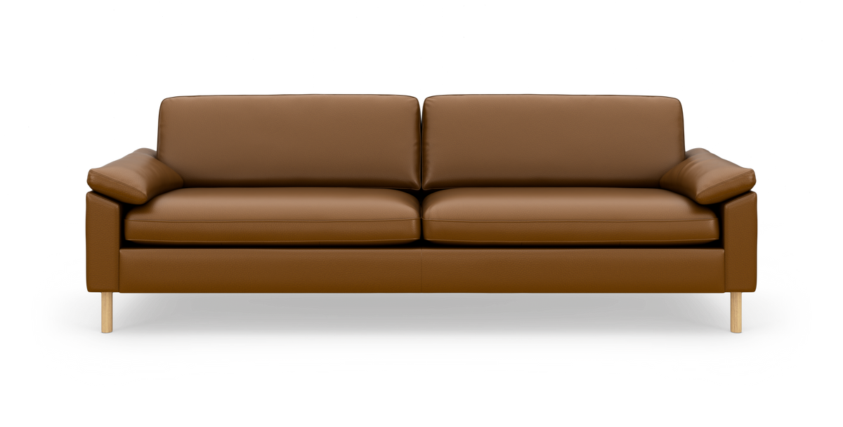Brun lædersofa med træben, produktfoto på hvid baggrund.
