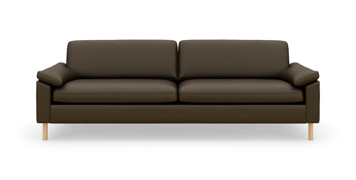Mørkebrun 3-personers sofa med rene linjer, løse ryghynder og sædehynder samt lyse træben, frontvisning på hvid baggrund.