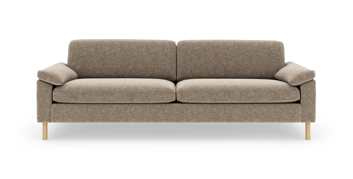 Beige stofsofa med tre pladser og træben, set forfra i studieopsætning.