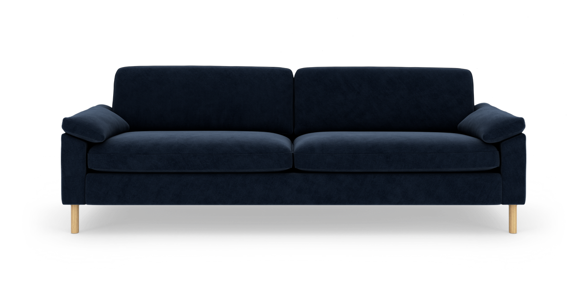 Mørkeblå 3-personers sofa med runde træben, fotograferet forfra på hvid studiobaggrund.