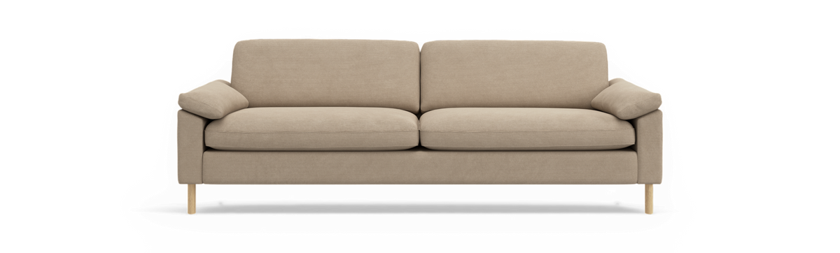 Beige 2-personers sofa i finribbet stof med løse hynder og træben, set forfra.