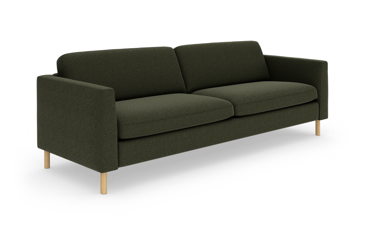 Mørkegrøn tresæders sofa med lige armlæn og lyse træben, vist i studiemiljø i trekvart vinkel.