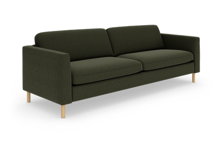 Mørkegrøn tresæders sofa med lige armlæn og lyse træben, vist i studiemiljø i trekvart vinkel.