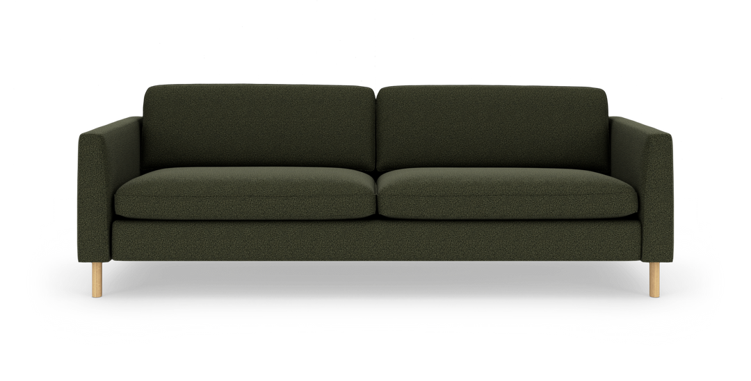 Grøn tresæders sofa med træben, fritlagt på hvid baggrund i frontvisning.