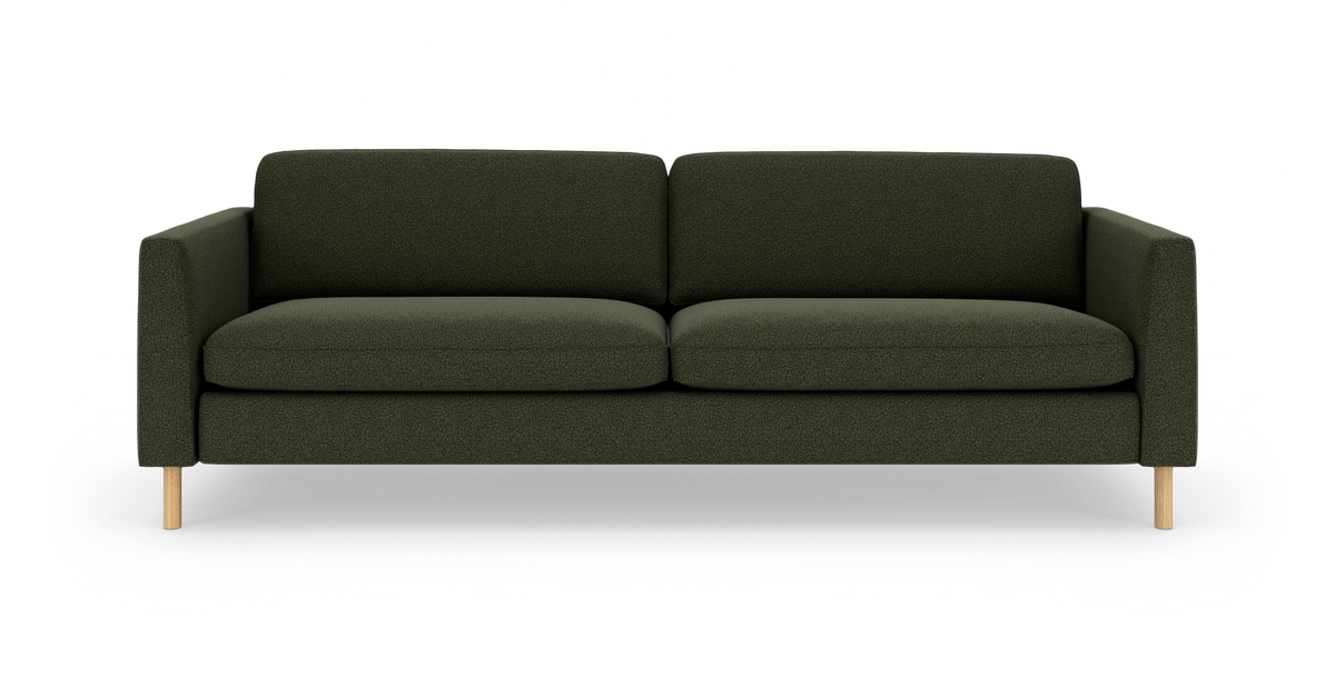Grøn tresæders sofa med træben, fritlagt på hvid baggrund i frontvisning.