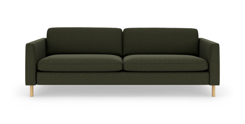 Grøn tresæders sofa med træben, fritlagt på hvid baggrund i frontvisning._ps