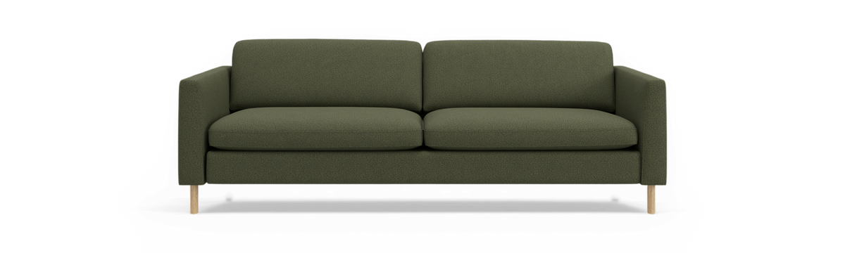 Mørkegrøn 2-personers sofa med lige armlæn og lyse træben, frilagt i frontvisning.