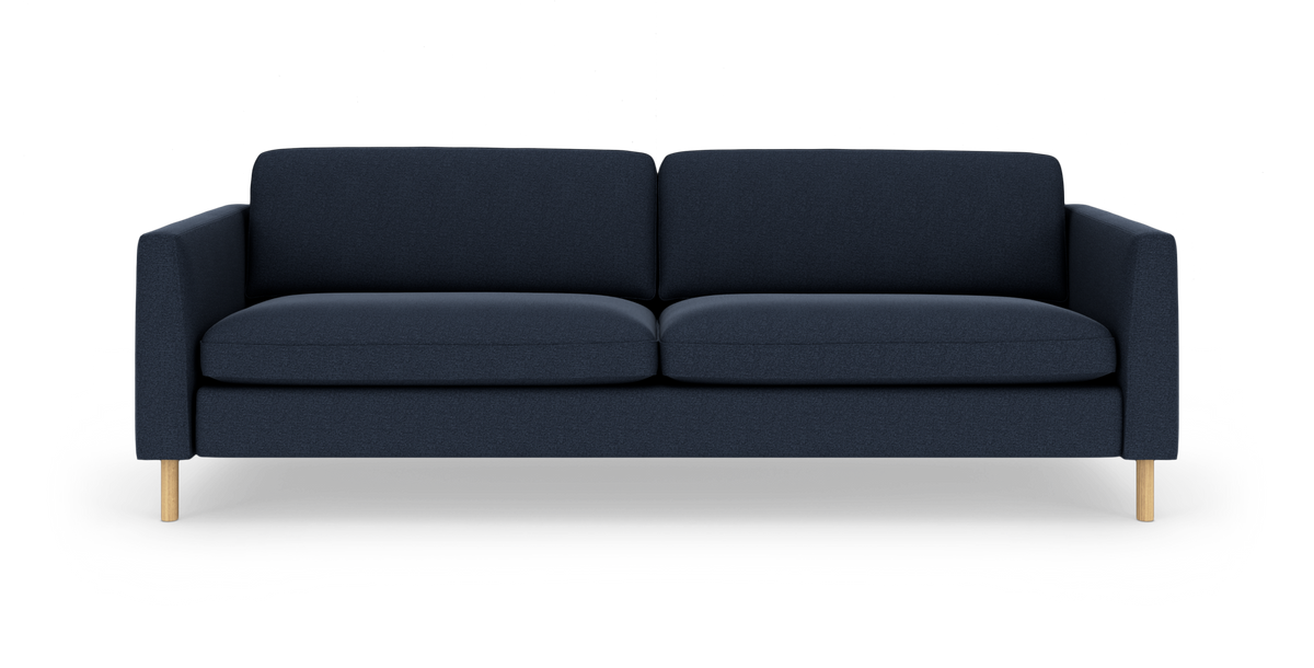 Mørkeblå sofa med to ryghynder og to sædehynder, lige armlæn og lyse træben, frilagt på hvid baggrund.
