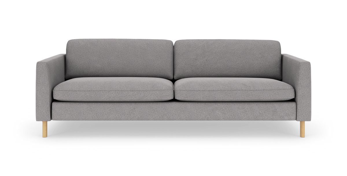 Grå tresæders sofa med lige armlæn og lyse træben, frontalt produktfoto på hvid baggrund.