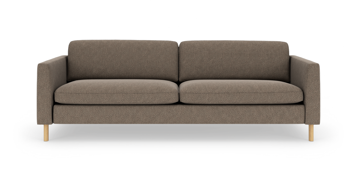 Brunmeleret 3-personers sofa i tekstil med lige armlæn og lyse træben, frilagt frontvisning.