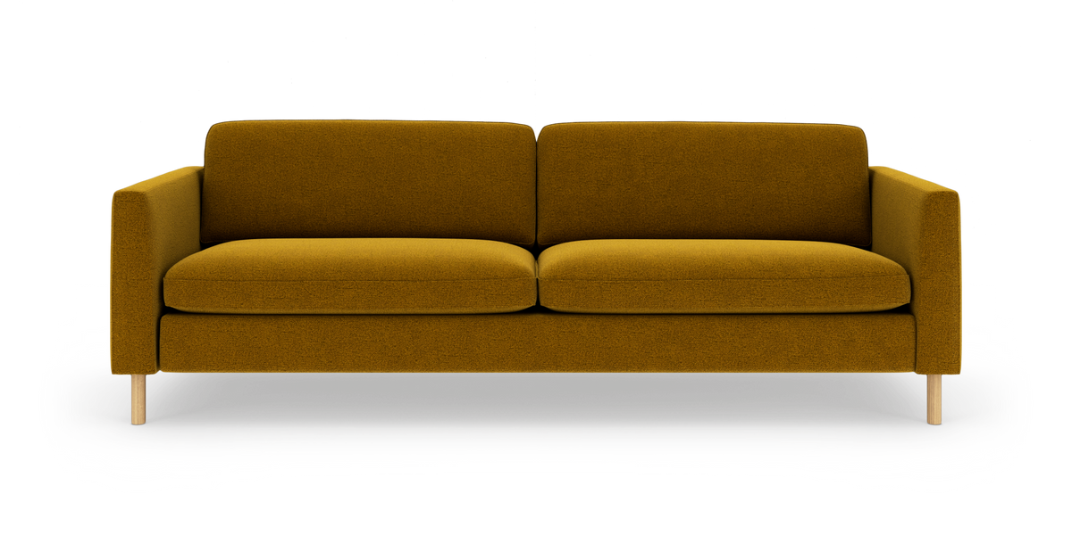 Sennepsgul 3-personers sofa med træben i frontvisning på hvid studiobaggrund.