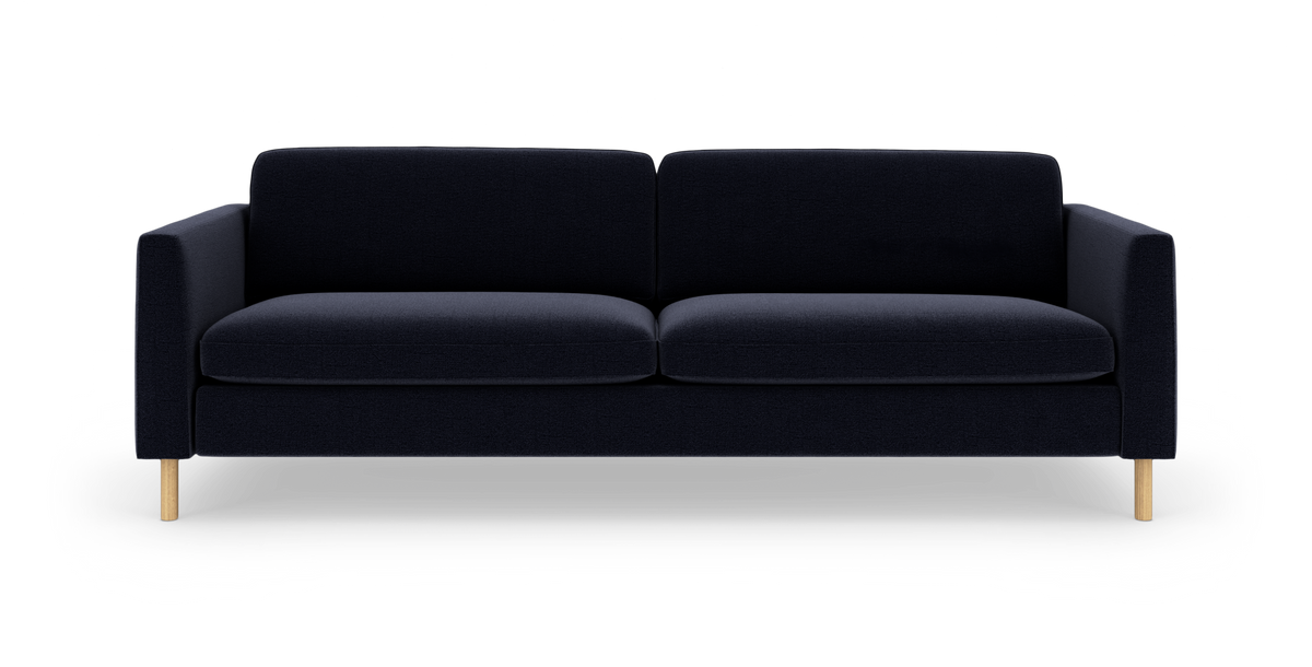 Mørkeblå 3-personers sofa med lige armlæn og lyse træben, frilagt på hvid baggrund.