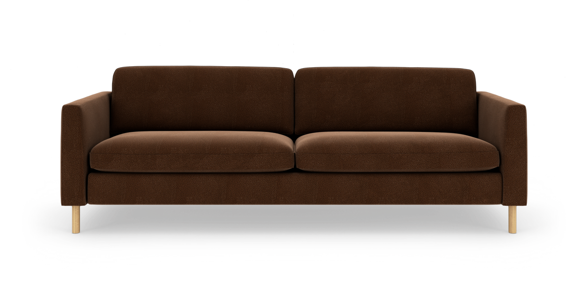 Brun 3-personers sofa med lige armlæn og lyse træben, frilagt på hvid baggrund.