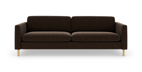 Mørkebrun 3-personers sofa med lige armlæn, to sæde- og ryghynder og lyse runde træben, fotograferet lige for i studie mod hvid baggrund.