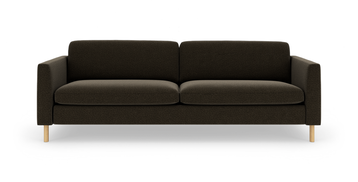 Mørkebrun tresæders sofa med træben i frontvisning på hvid baggrund.