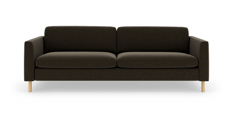 Mørkebrun tresæders sofa med træben i frontvisning på hvid baggrund.