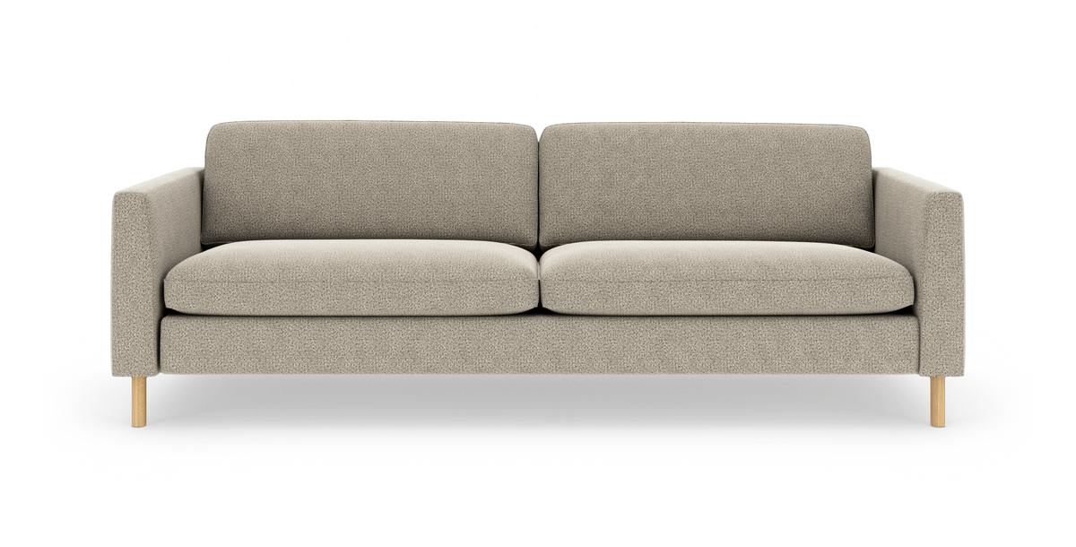 Beige 3-personers sofa med lige armlæn og lyse træben, frontvisning på hvid studiebaggrund.