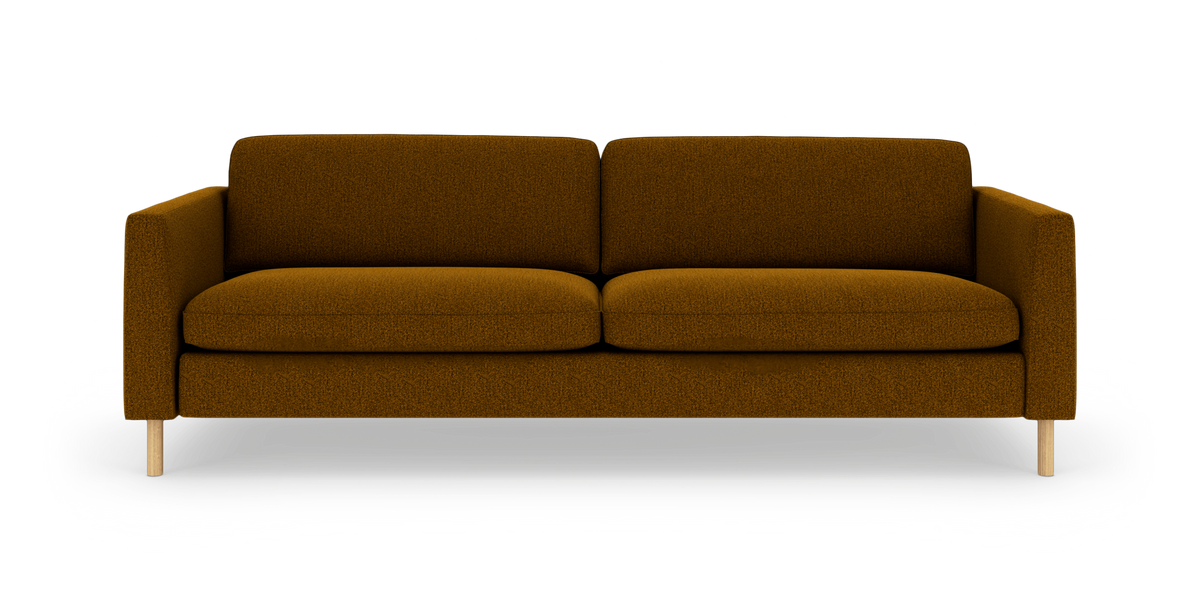 Brun 3-personers sofa med træben set forfra i studie.