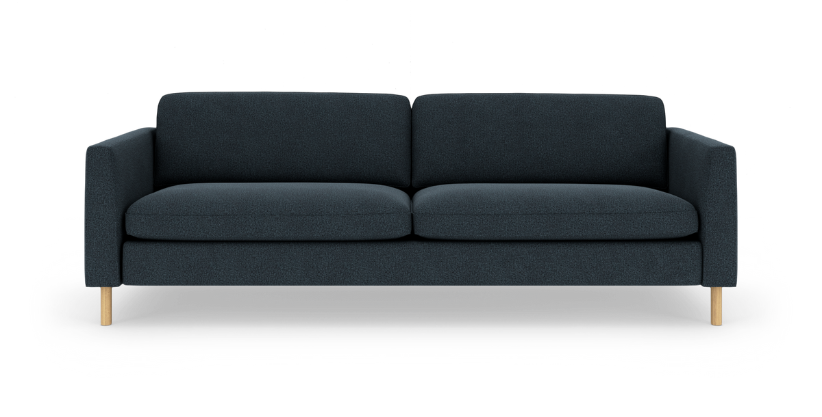 Mørkeblå tresæders sofa med lige armlæn og runde ben i lyst træ, frontvisning mod hvid baggrund.