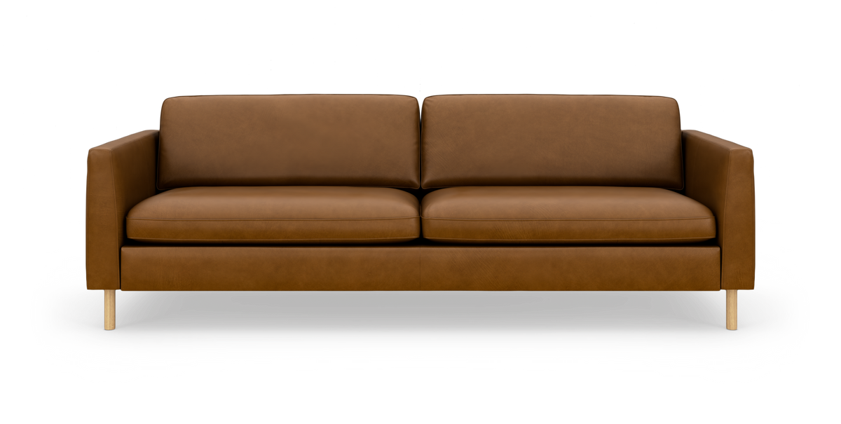 Brun lædersofa med slanke armlæn og lyse træben, set forfra mod hvid baggrund.