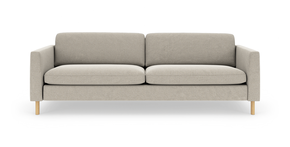 Lys beige 3-personers sofa med lige armlæn og træben, frontvisning på hvid studiebaggrund.