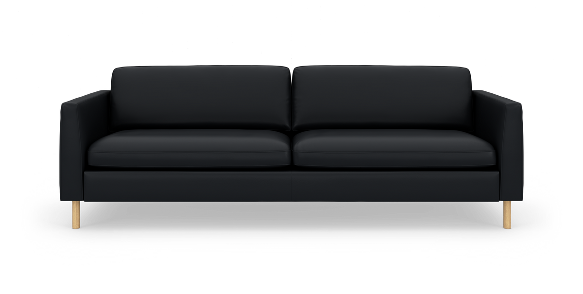 Sort 2-personers sofa med lige armlæn og lyse træben, frontvisning mod hvid studiebaggrund.