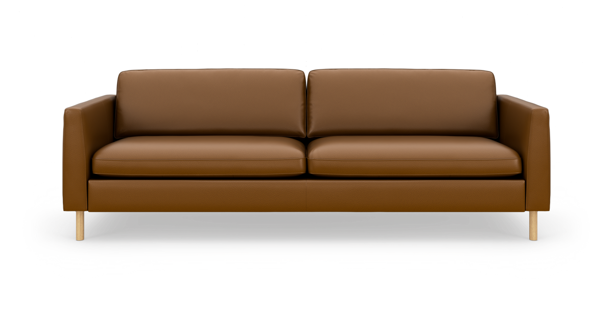 Brun lædersofa med rette armlæn og lyse træben, fritlagt på hvid baggrund.
